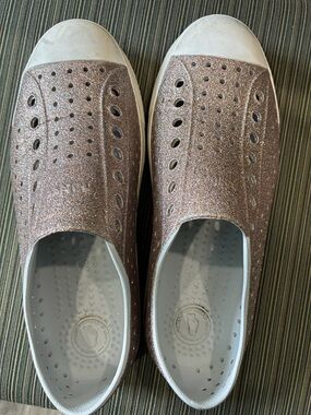 Native Glitter Slip-On Water-Friendly pool shoes 9 women’s beach summer